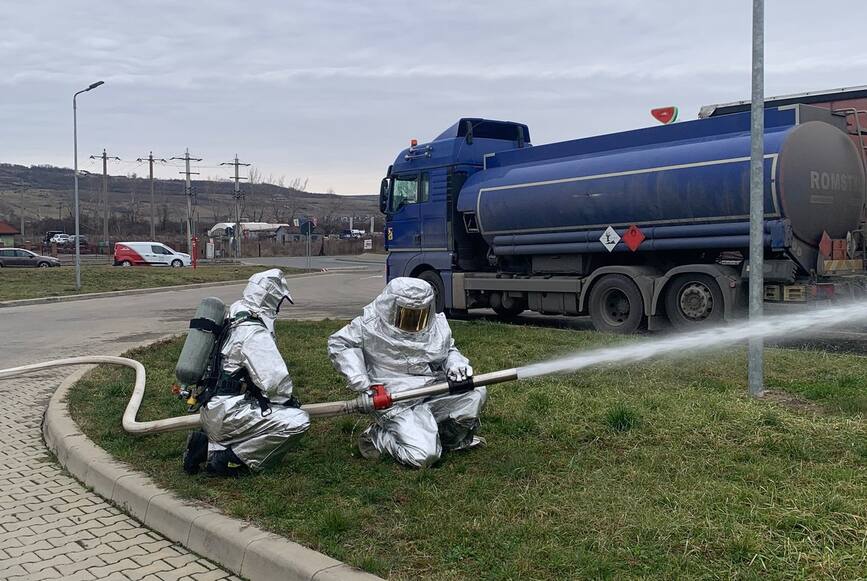 Incendiu la o cisterna  in urma unui accident rutier | imaginea 1
