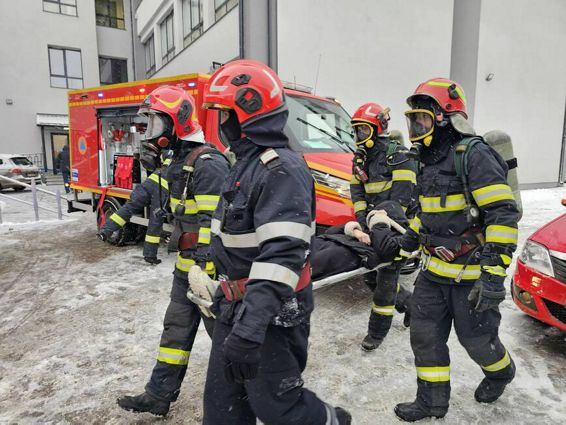 Incendiu la o scoala din Botosani   Elevi salvati de pompieri | imaginea 1