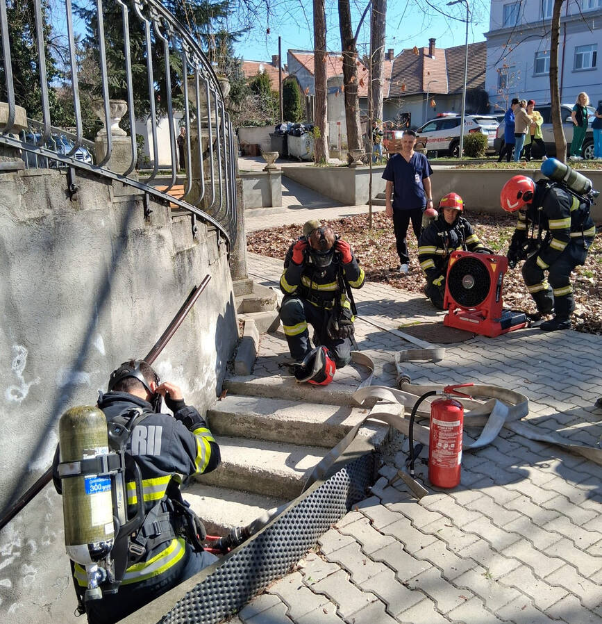 Incendiu la camera tehnica a spitalului din Targu Mures | imaginea 1