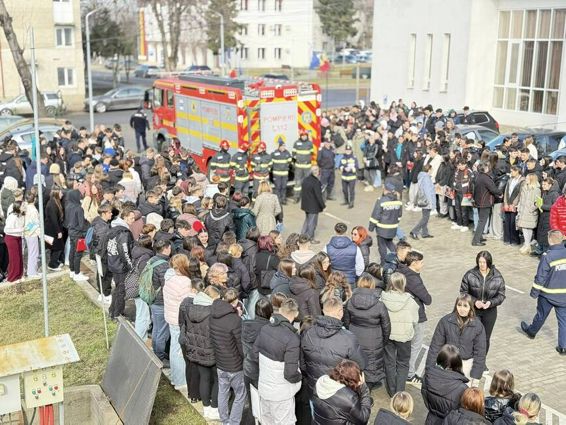 Saptamana Protectiei Civile  Mobilizare masiva in scolile din judet | imaginea 1