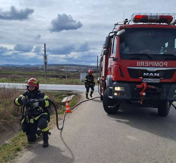 Scenariu critic la Salaj  Accident intre o cisterna si o masina | imaginea 1