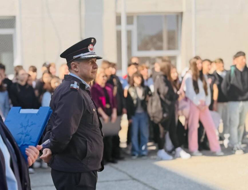 Sute de elevi si profesori au exersat evacuarea si primul ajutor | imaginea 1