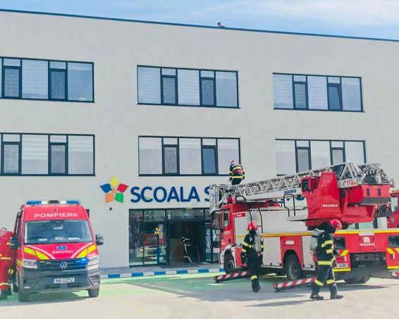 Mobilizare masiva a pompierilor la un liceu din Constanta | imaginea 1