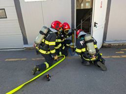 14 victime prinse in flacari la o fabrica din Salaj | imaginea 1