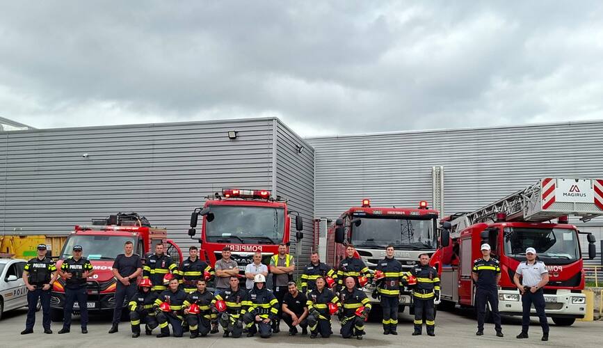 Explozie cu incendiu si victime blocate intr o hala industriala | imaginea 1