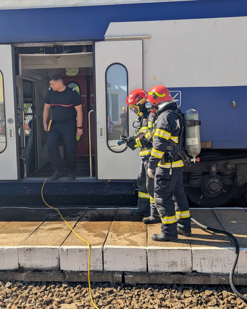 Locomotiva si vagon de calatori in flacari  cu victime blocate | imaginea 1