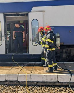 Locomotiva si vagon de calatori in flacari  cu victime blocate | imaginea 1