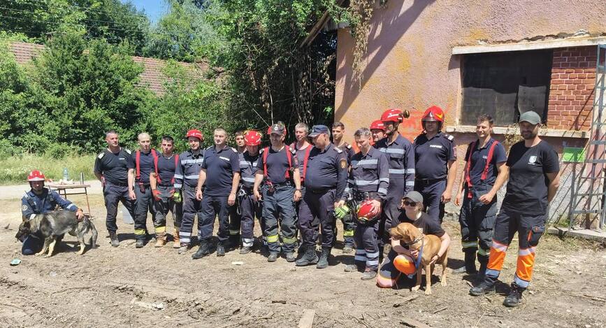 Cutremur in Hunedoara  Cladiri prabusite si victime sub daramaturi | imaginea 1