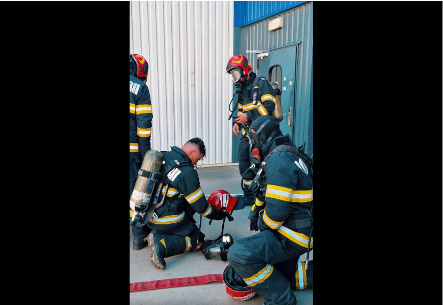 Incendiu de proportii intr o hala si doua victime captive | imaginea 1