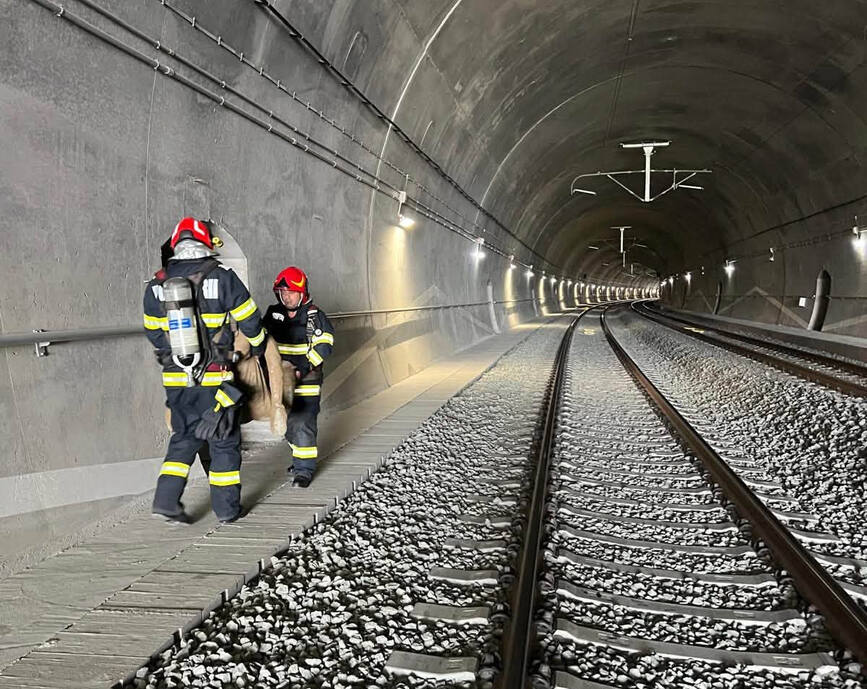 Scenariu critic  Mecanic de tren ranit intr un tunel | imaginea 1