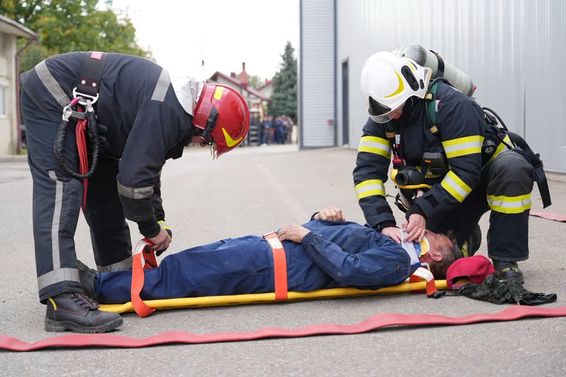 Mobilizare masiva  Interventie pentru salvarea a 14 victime prinse sub flacari | imaginea 1