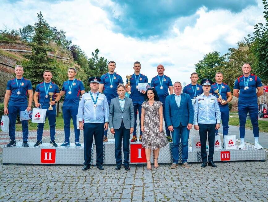 Echipa ISU Hunedoara pe podium  la competitia  Cel mai puternic pompier | imaginea 2