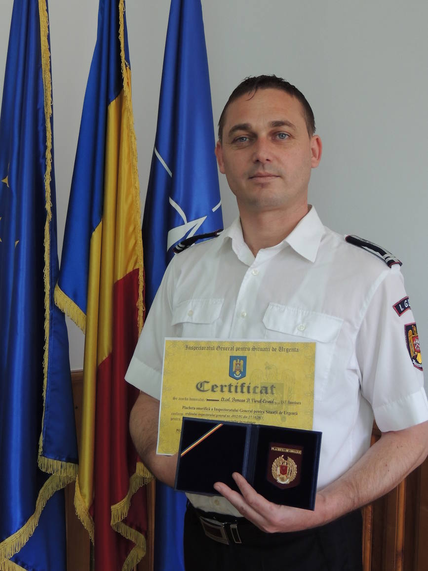 Asa cum a promis  noul sef al pompierilor romani rasplateste oamenii care muncesc  Inspectorului sef al ISU Hunedoara i a fost acordata placheta onorifica a IGSU | imaginea 1