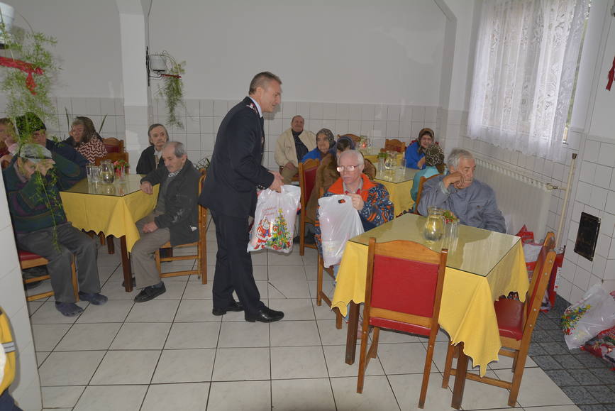 Cadouri daruite de pompieri la Centrul de Ingrijire si Asistenta pentru persoane varstnice Boghis | imaginea 1