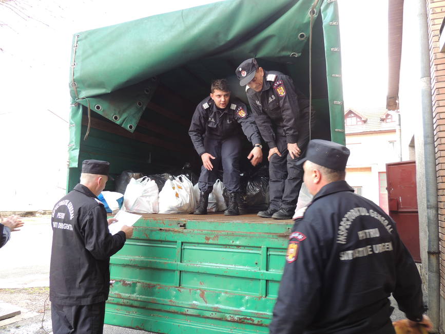 Pompierii deveni au oferit cadouri copiilor si varstnicilor | imaginea 2