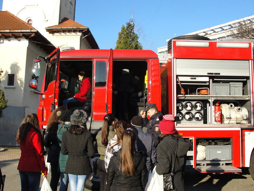 Pompierii i au invatat pe colindatori cum sa previna incendiile | imaginea 1