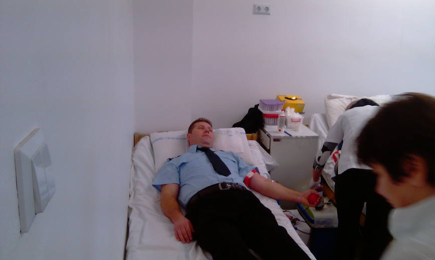 Pompierii militari au donat sange pentru salvarea celor aflati in suferinta | imaginea 2
