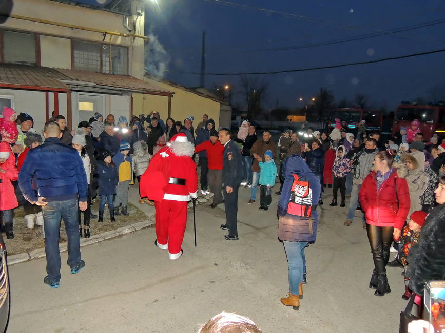 Mos Craciun la Detasamentul de Pompieri Targoviste | imaginea 1