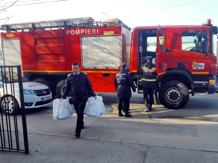 Pompierii damboviteni   ajutoarele lui Mos Craciun | imaginea 2