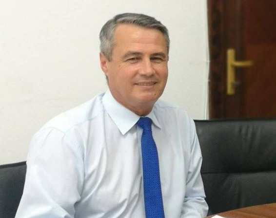 Doi consilieri pompieri inlocuiti cu doua fete cucuiete | imaginea 1