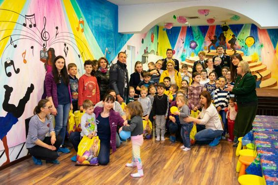 Iepurasul si a trimis ajutoarele de la ISUJ Bacau la copiii de la Centrul Daniel | imaginea 1