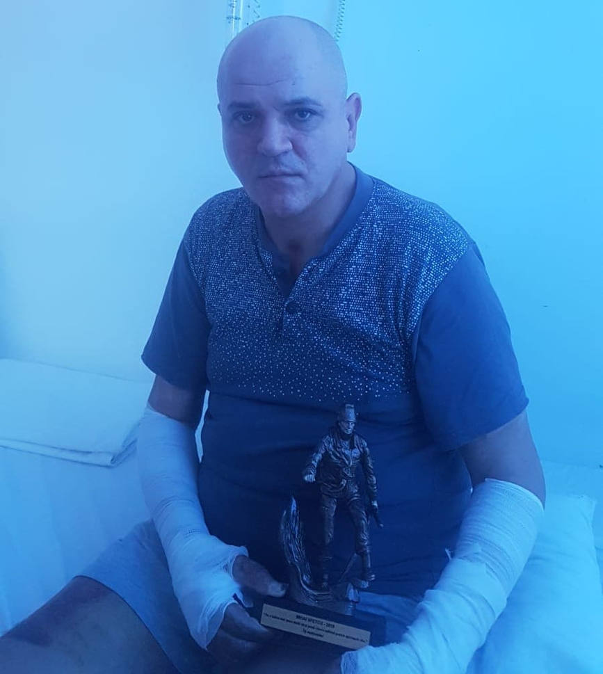 Pompierul erou Mihai Sfetcu primeste multumirile voluntarilor care l au ajutat | imaginea 1