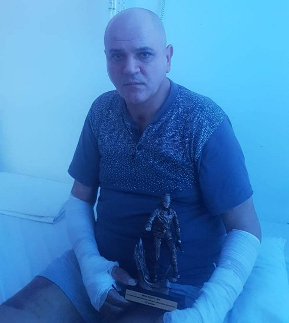 Pompierul erou Mihai Sfetcu primeste multumirile voluntarilor care l au ajutat | imaginea 1