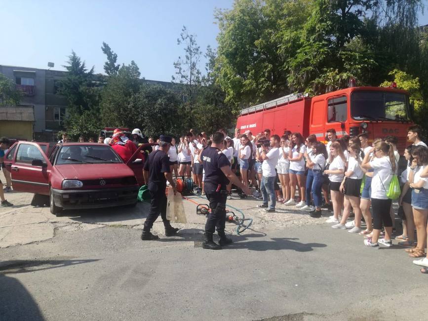 Peste 100 de copii in vizita la Detasamentul de Pompieri Dr  Tr  Severin | imaginea 1