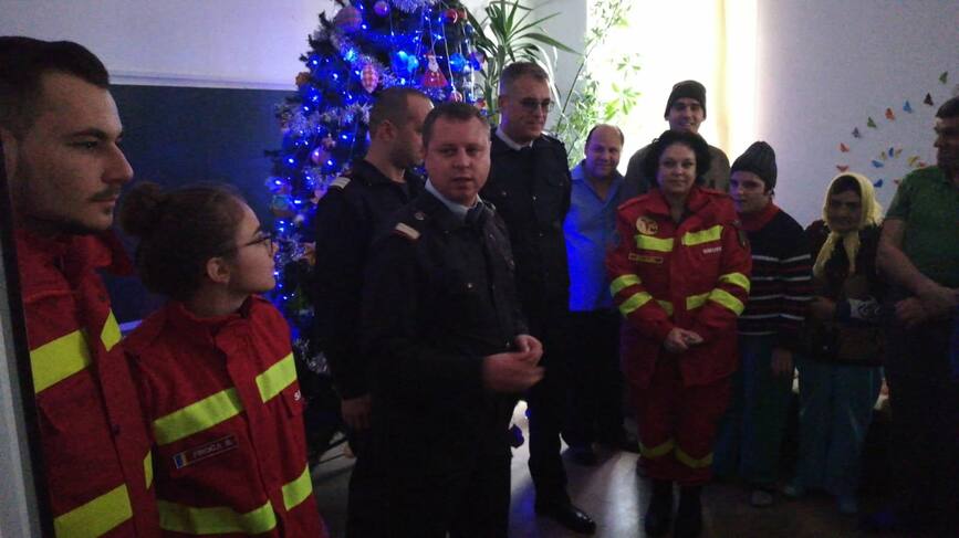Pompierii vasluieni  ajutoarele lui Mos Craciun la Malaiesti | imaginea 1