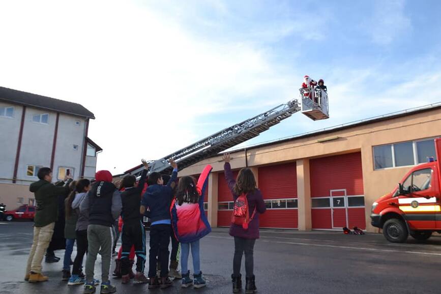Vizita oficiala a lui Mos Craciun impreuna cu un grup de copii | imaginea 1