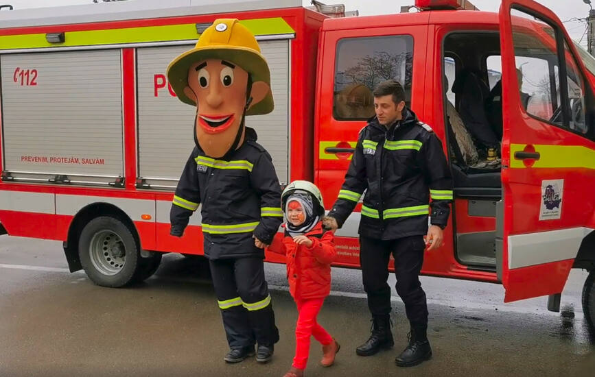 Un baietel a primit un cadou special din partea pompierilor botosaneni | imaginea 2