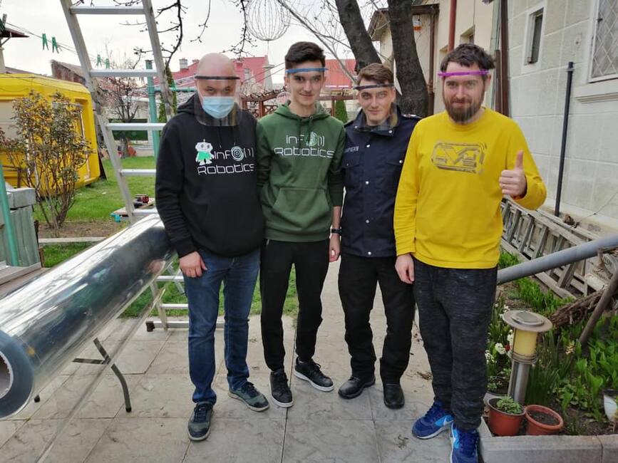 20 de viziere pentru protectie  daruite de Echipa de Robotica din Ploiesti | imaginea 1