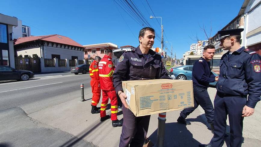 Au donat 1500 de manusi de protectie pentru paramedicii si pompierii constanteni | imaginea 1