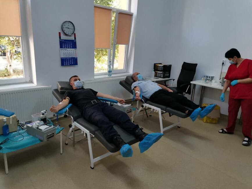18 pompieri barladeni au donat sange pentru persoanele aflate in suferinta | imaginea 1