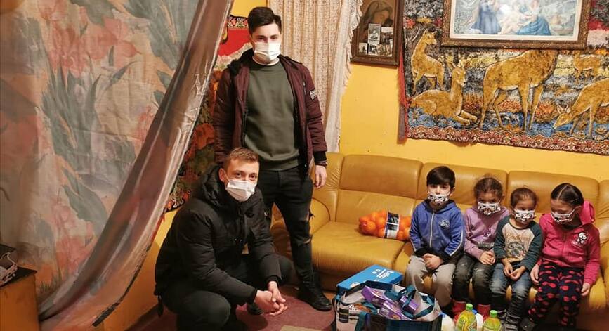 Pompierii militari sibieni  ajutoarele lui Mos Craciun | imaginea 1