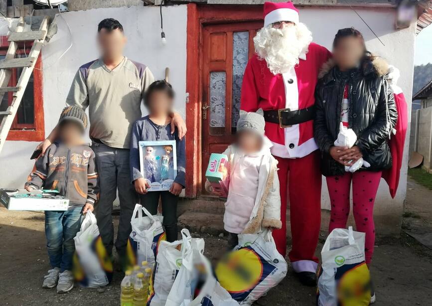 Pompierii morenari si Mos Craciun au adus bucurie intr o familie nevoiasa | imaginea 1