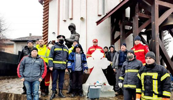 Cruce de gheata facuta in dar de catre pompierii voluntari bosanceni | imaginea 1