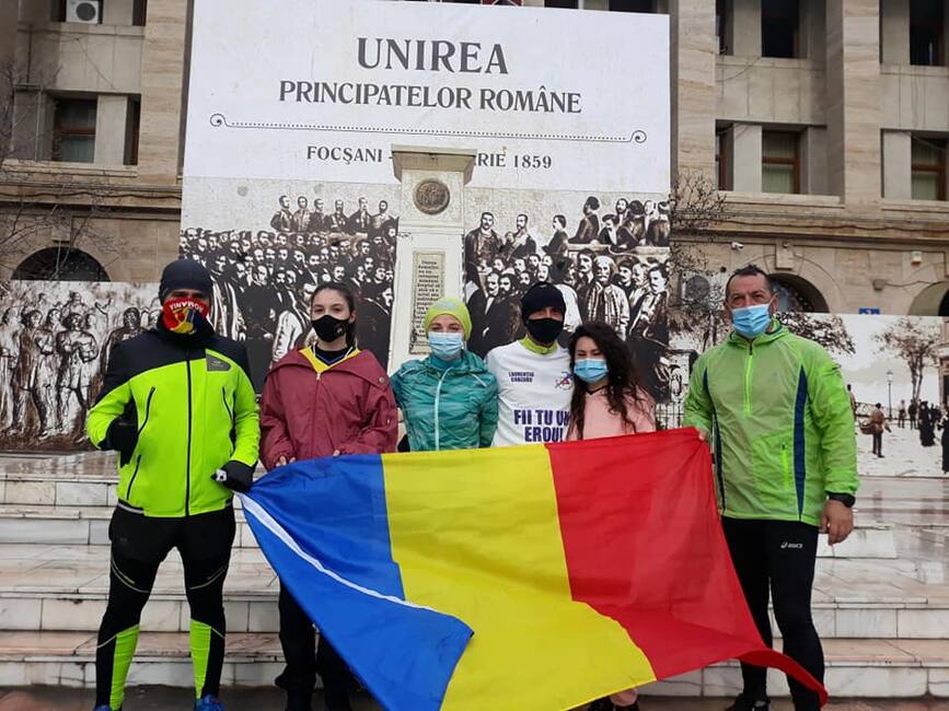 Hai sa dam mana cu mana  sa facem o fapta buna | imaginea 1