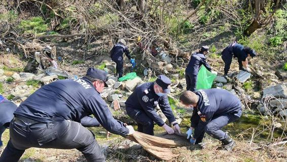 Nu s au dat in laturi sa adune gunoaiele aruncate de altii | imaginea 1
