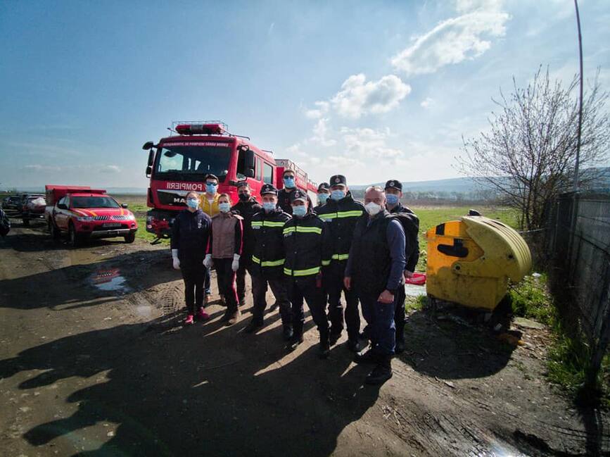Pompierii mureseni au participat la ecologizarea malului raului Mures | imaginea 1