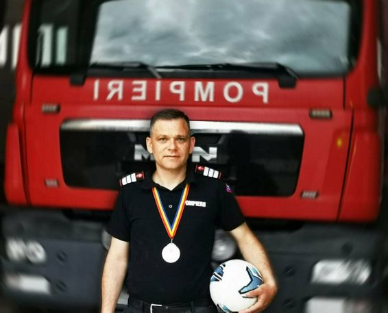 Este pompier iar in timpul liber antreneaza o echipa locala de fotbal feminin | imaginea 1