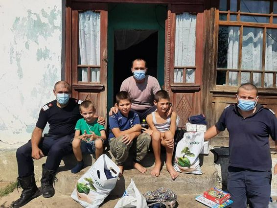 Pompierii din Costesti alaturi de trei copii la inceput de an scolar | imaginea 1