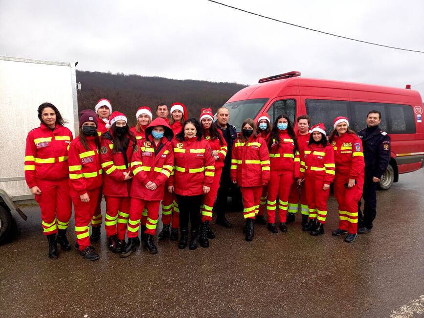 Voluntarii SMURD au ajutat cinci familii greu incercate de nevoi | imaginea 1