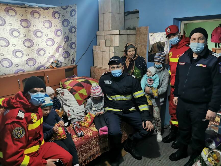 Ajutoare umanitare pentru o familie afectata de un incendiu de casa | imaginea 1