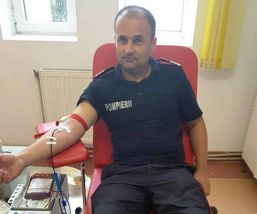 Pompierii militari calaraseni doneaza sange de ziua lor | imaginea 1