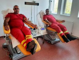 Pompierii calaraseni continua sa doneze sange pentru victimele de la Crevedia | imaginea 1