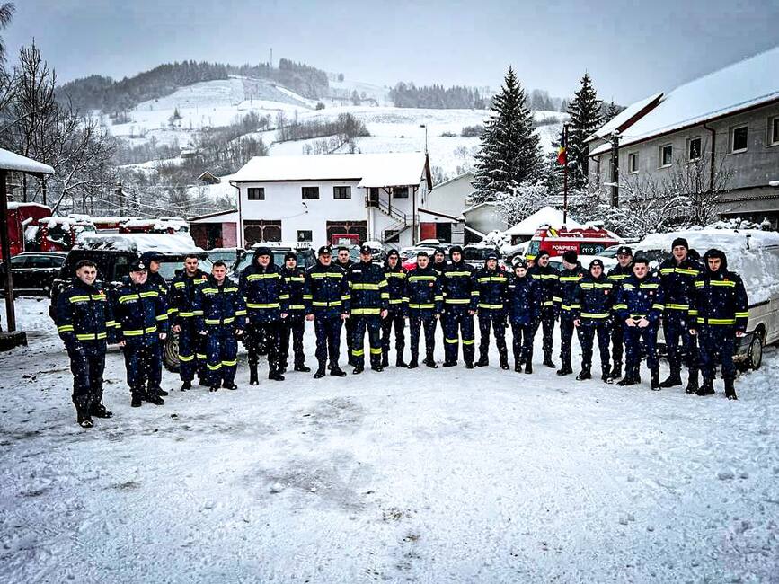 Pompierii ISU Alba  mesagerii lui Mos Craciun | imaginea 1