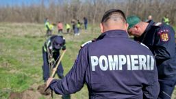 Prezenti la actiunea ecologica  Lunii Plantarii Arborilor | imaginea 1