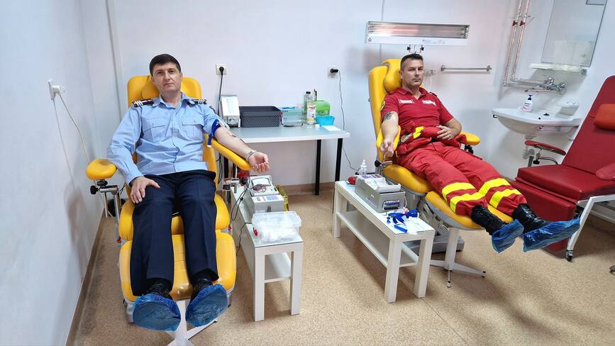Pompierii teleormaneni doneaza sange pentru viata | imaginea 1