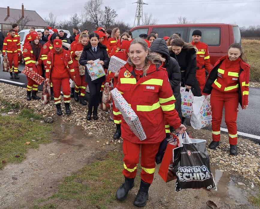 Pompieri argeseni si voluntari SMURD  ajutoarele lui Mos Craciun | imaginea 1